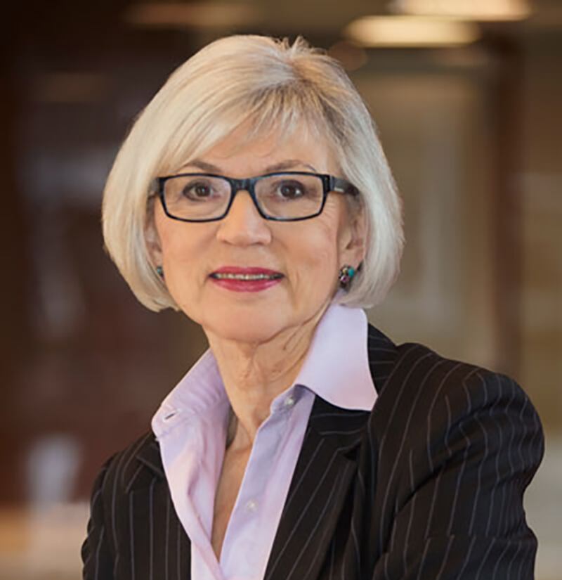 加国前首席大法官麦嘉琳（Beverley McLachlin）继续在香港终审法院担任非常任法官，遭到不少加拿大舆论批评。 (阿尔伯达大学官网)