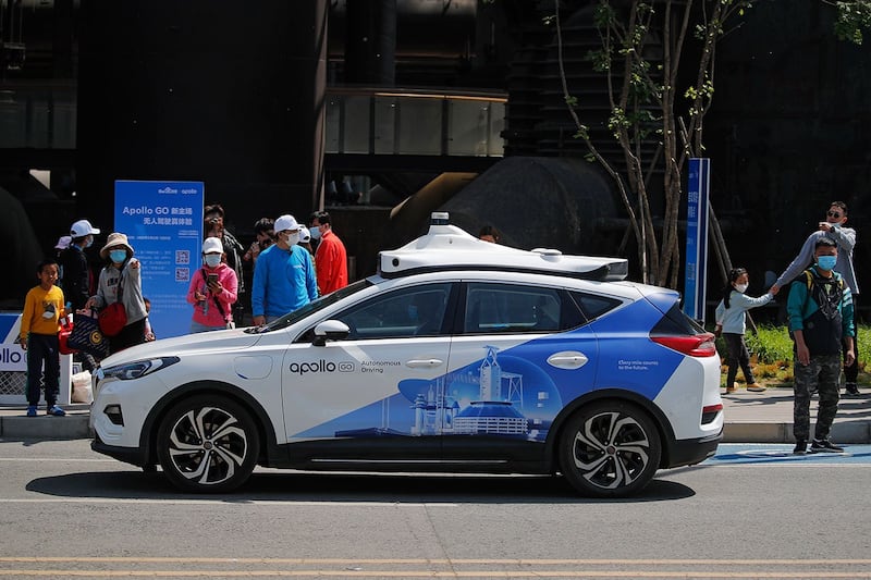 2021年5月2日，北京首钢园区内一辆正在运营的百度"萝卜快跑"自动驾驶出租车。（美联社）