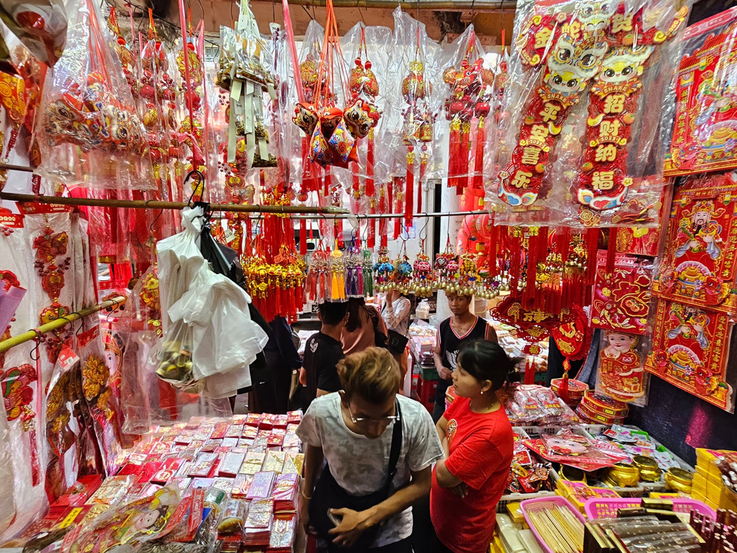 Kunden stöbern am 21. Januar 2025 in einem Laden in einem Neujahrsmarkt in Yangons Chinatown.