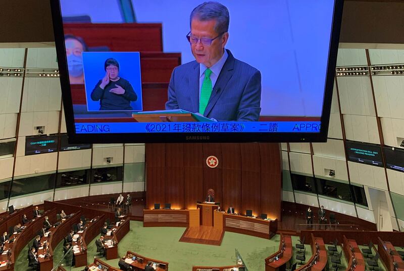 2021年2月24日,香港财政司司长陈茂波在香港立法会上发表《财政预算案》。（路透社）