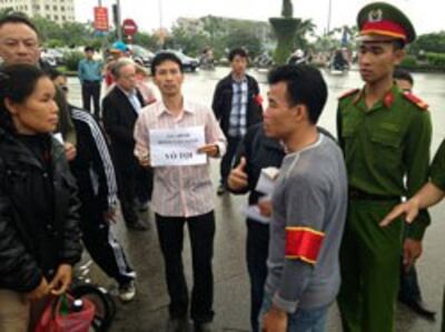 Người thân gia đình anh Vươn bên ngoài phiên tòa hôm 02/4/2013. AFP photo 