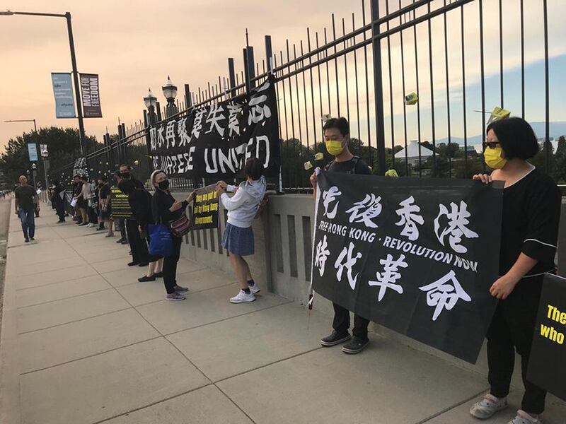 一群香港人也在温哥华街头发起人链活动，手携手希望公众关注香港自由遭迫害的问题。 (温支联提供)