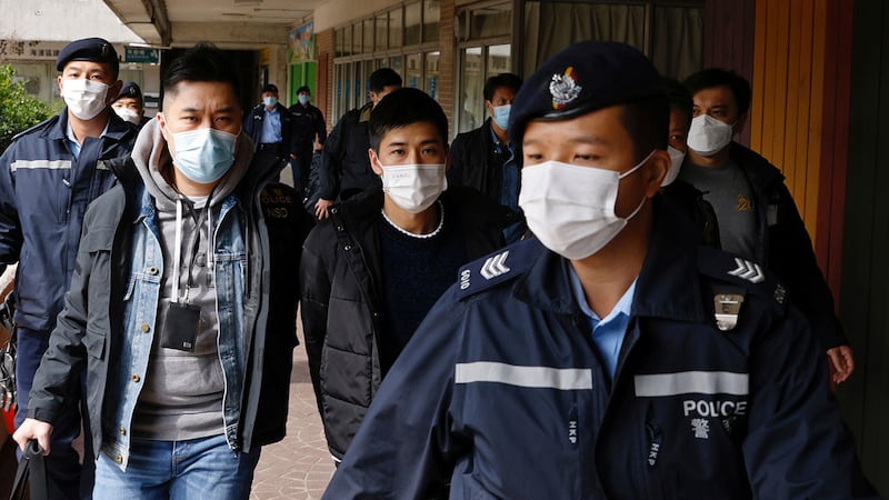 2021年1月6日，香港警方出动千名警员进行大抓捕。图为拥有美国国籍的第六届荃湾区议会民选议员（海滨选区）岑敖晖（Lester Shum）被警察带走。（路透社图片）