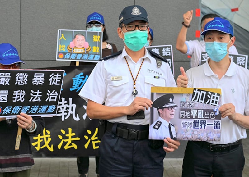 一批「保衛香港運動」成員在警察總部外聚集，支持警方的拘捕行動。（網上圖片）