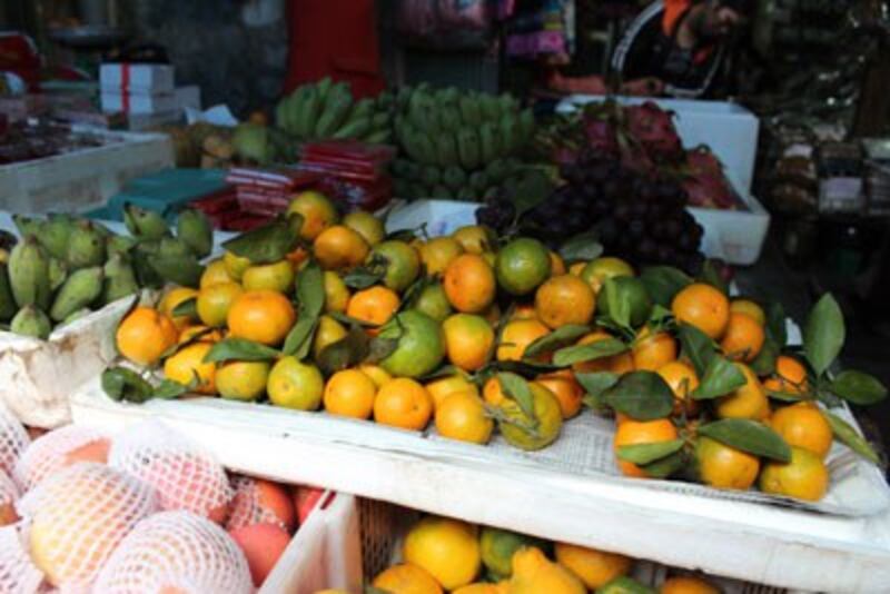 Một sạp bán trái cây ở Chợ Lào Cai. RFA PHOTO.