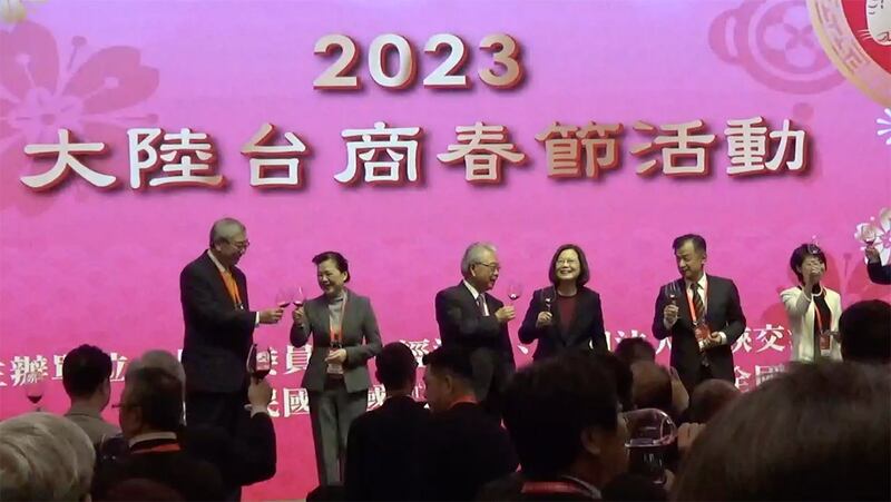 台湾总统蔡英文2日出席海基会举办的2023大陆台商春节活动。左为海基会代理董事长许胜雄。（记者夏小华摄）