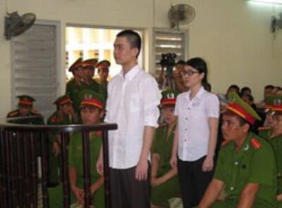 Hai sinh viên Uyên - Kha trước phiên tòa sơ thẩm hôm 17/5/2013. AFP photo 