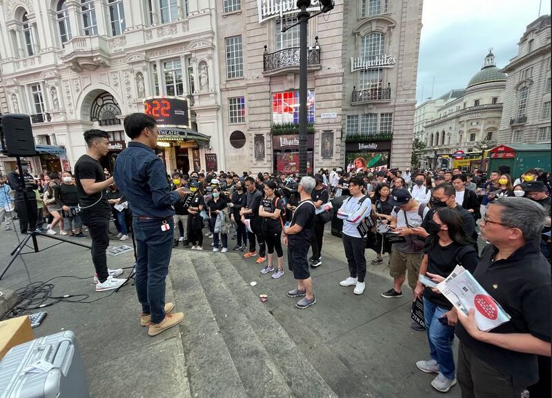 香港“7.21暴力袭击事件”三周年，近300名在英港人在伦敦集会，以默站方式抗议。 （吕熙摄）