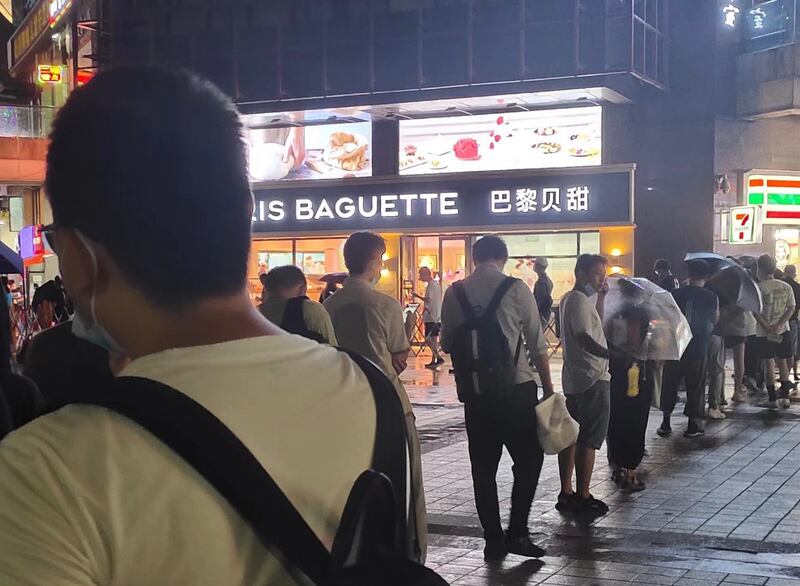 Residents line up to buy bread from the Paris Baguette bakery in Shanghai. Credit: Citizen journalist