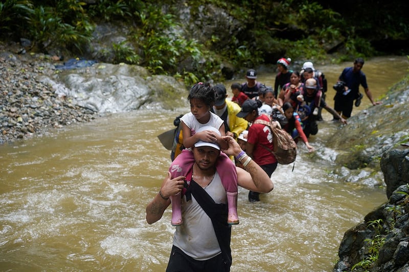 穿越相对较新且危险的巴拿马“达连隘口”（Darien Gap）前往美国的移民人数正在逐渐增多。（路透社图片）