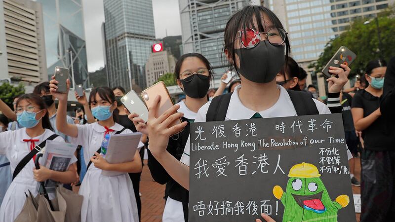 2019年9月2日，香港的“反送中”运动，多个中学和大专院校相继发起罢课，并以“罢课不罢学”为原则，继续表达年轻人的声音。（美联社）