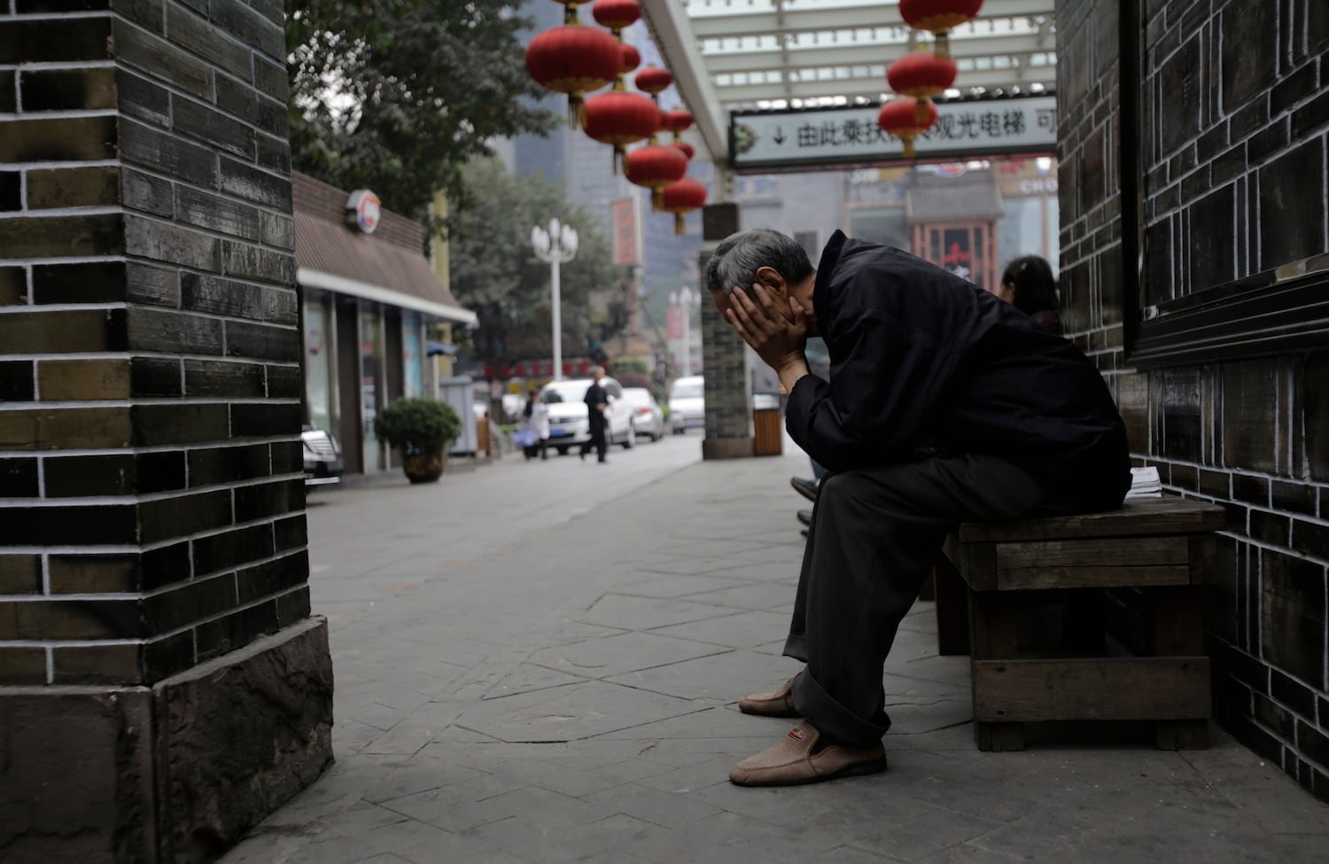 资料照：在重庆，一位老人坐在长椅上。