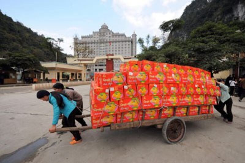 Thực phẩm như trái cây Trung Quốc tràn qua cử khẩu vào Việt Nam. AFP