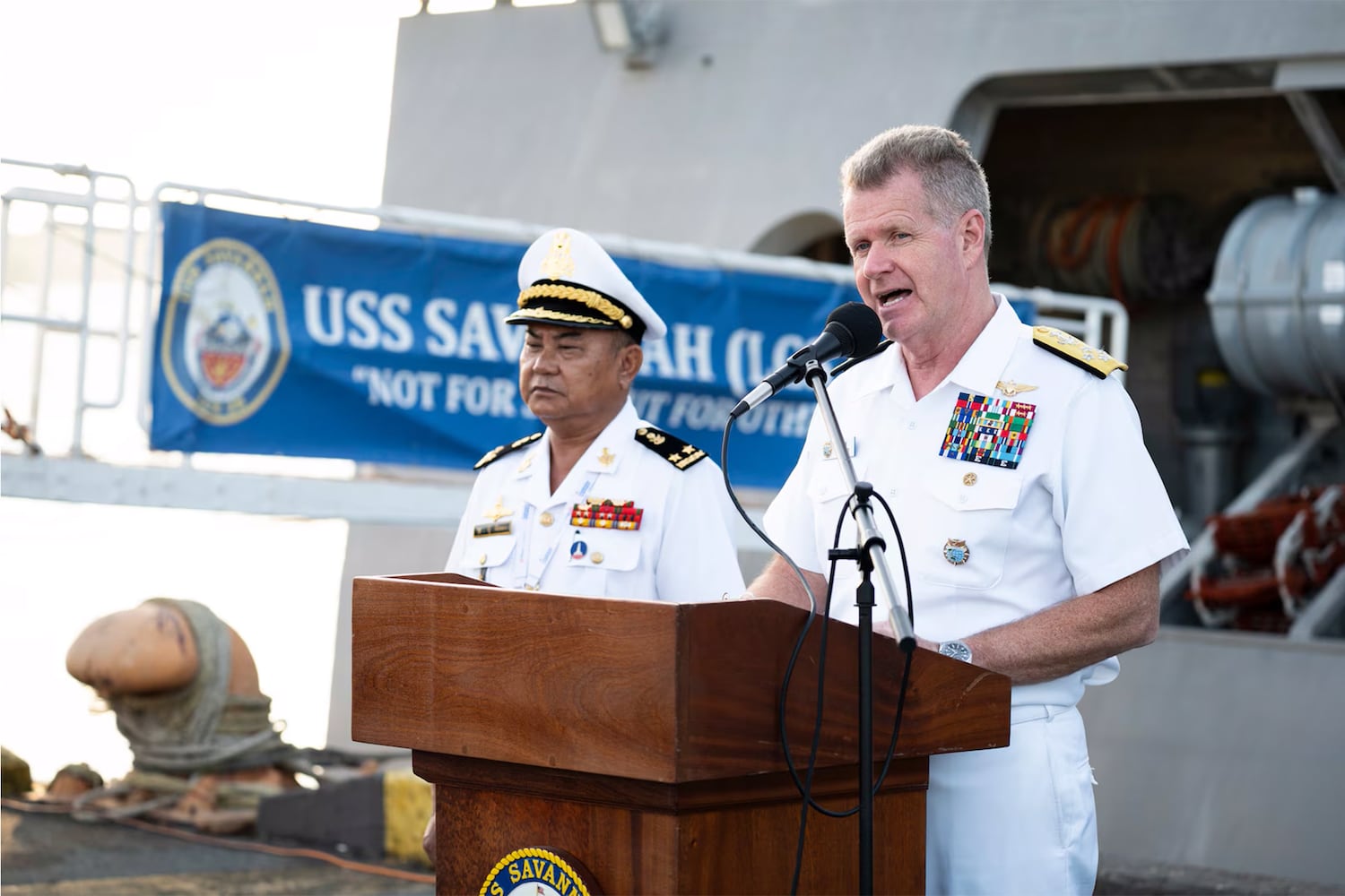 Admiral Samuel J. Paparo, Kommandeur des US-Indo-Pazifik-Kommandos, während einer Presseveranstaltung auf der USS Savannah im autonomen Hafen von Sihanoukville, 18. Dezember 2024.