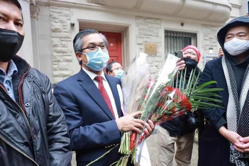 Ambassador Kyaw Moe Tun meeting supporters in front of the Myanmar mission to the U.N. in New York, March 1, 2021. Credit: Citizen journalist.