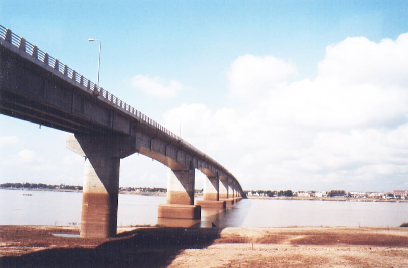 Cây cầu Kampong Cham dài 1,4 km với tổn phí lên tới 56 triệu USD, khánh thành tháng 4/2001, cây cầu đầu tiên của Cambodia bắc qua dòng chính Sông Mekong, do Nhật Bản xây bằng khoản tiền viện trợ không bồi hoàn. 