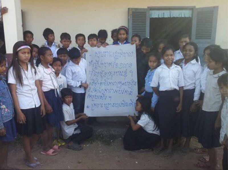 A teacher and his students display a banner calling for teacher salaries, Jan. 10, 2014. Photo credit: RFA.