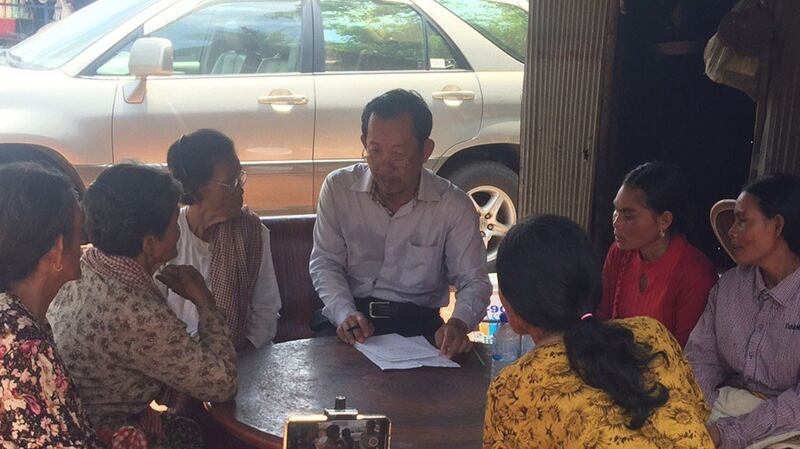 Rong Chhun discusses border demarcation with villagers in Tbong Khmum province's Ponhea Kraek district, July 21, 2020.