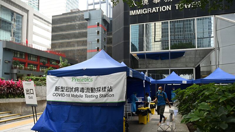 香港移民总部外设立新冠病毒流动采样站。（法新社）