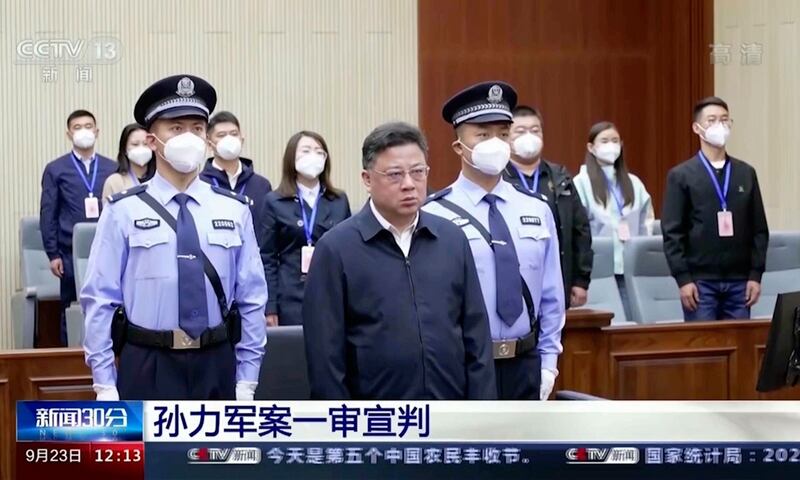 2022年9月23日，吉林省长春市中级人民法院公开宣判公安部前副部长孙力军被判处死刑，缓期二年执行，剥夺政治权利终身。 (CCTV via AP)