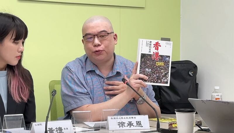 香港本土史作者徐承恩表示他的著作在香港已被列“禁书”遭下架。（记者夏小华摄）