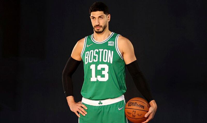 美国NBA凯尔特人队中锋坎特（Enes Kanter）10月20日在社交媒体发文，称“西藏属于西藏人民”，并称中国领导人习近平为独裁者。（美联社图片）