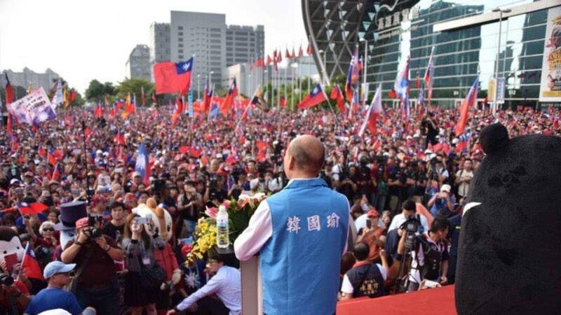 韩国瑜在高雄举办升旗典礼，现场旗海飘扬。（高雄市政府提供）