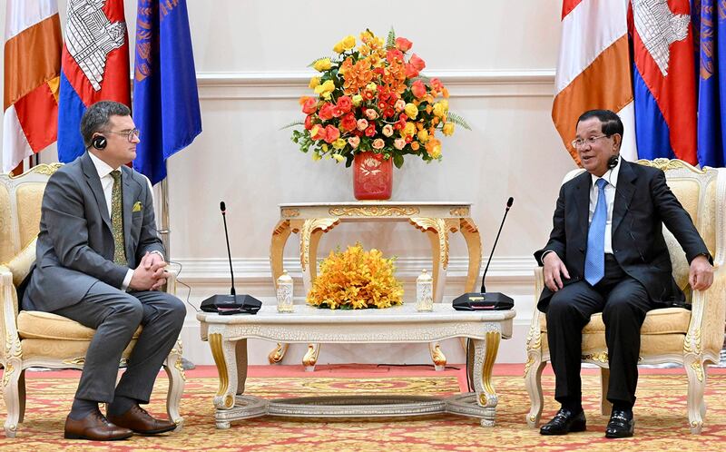 Cambodia's Prime Minister Hun Sen, right, and Ukrainian Foreign Minister Dmytro Kuleba talk during a welcome meeting at Peace Palace in Phnom Penh, Nov. 9, 2022. (Kok Ky/Cambodia's Government Cabinet via AP)