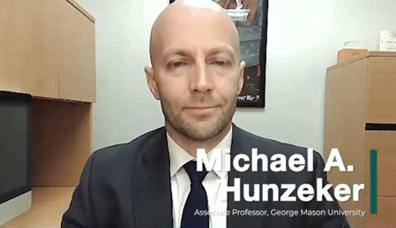 美国乔治梅森大学政策与政府学院副教授迈克·亨泽克（Michael Hunzeker）9月22日在华盛顿智库哈德逊研究所（Hudson Institute）的研讨会上建议，美国决策者应加强对常备军和平时期的训练，建立军事盟国信息共享系统，填补战时空白。（视频截图）