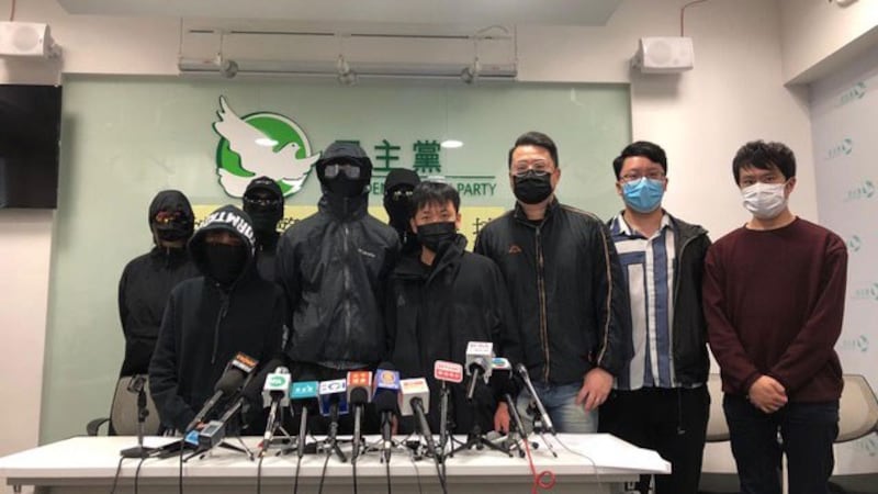 多位香港民主派议员召开记者会控诉港警滥权。(记者文海欣摄)