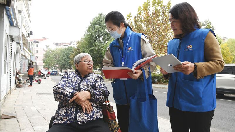 图为，2020年11月1日，人口普查员在江苏省连云港市对一名妇女收集人口信息。（AFP）