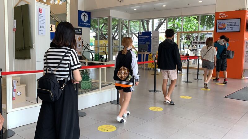 台湾卖场也开始标出社交距离。（记者夏小华摄）