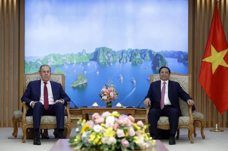 Russian Foreign Minister Sergei Lavrov (L) meets with Vietnamese Prime Minister Pham Minh Chinh (R) at the Government's Office in Hanoi, July 6, 2022. Credit: AFP