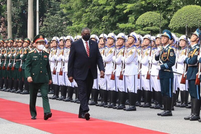 美国国防部长奥斯汀26日起访问新加坡、越南和菲律宾。图为奥斯汀访越南。(法新社)