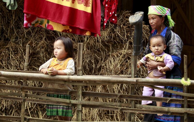 Reuters-Hmong-family-2015-10-04-huyện-Mù-Cang-Chải-tỉnh-Yên-Bái.JPG