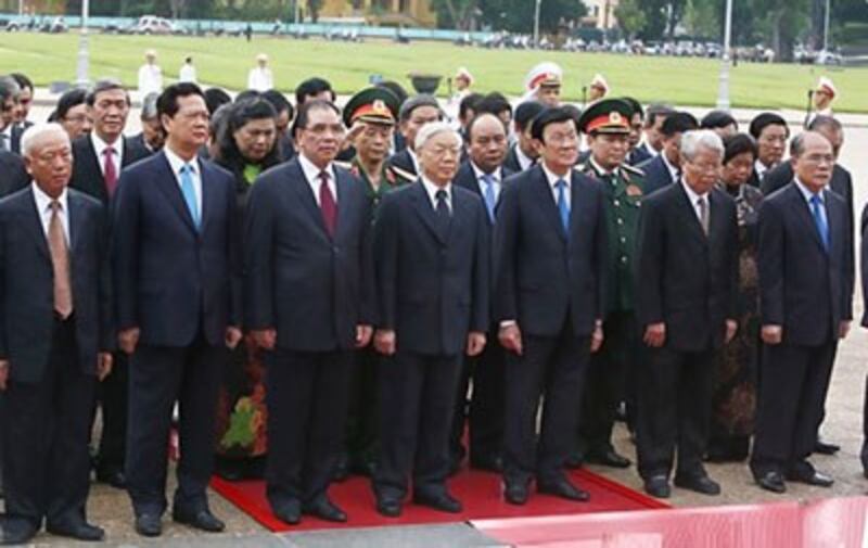 Trong đoàn lãnh đạo đảng, chính phủ đến dâng hương, đặt vòng hoa tại Đài tưởng niệm các anh hùng liệt sĩ trên đường Bắc Sơn và vào lăng viếng chủ tịch Hồ Chí Minh ngày 27-7-2015 không thấy có đại tướng Phùng Quang Thanh 