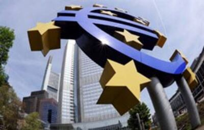 Biểu tượng đồng Euro bên ngoài trụ sở Ngân hàng Trung ương châu Âu (ECB) tại Frankfurt - Đức ngày 29 tháng 4 2010. AFP PHOTO DDP / THOMAS LOHNES GERMANY OUT