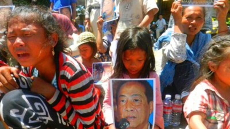 Supporters of Mam Sonando protest outside of the Phnom Penh Municipal Court, July 16, 2012. Credit: RFA