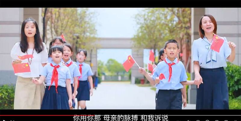 本台翻查"赛德文学校"在网络发布的视频 ，当中不乏小学生为中国国庆"唱赞歌"、幼童穿着迷彩军服，持枪瞄准敌人"演习"的视频。 （视频截图）