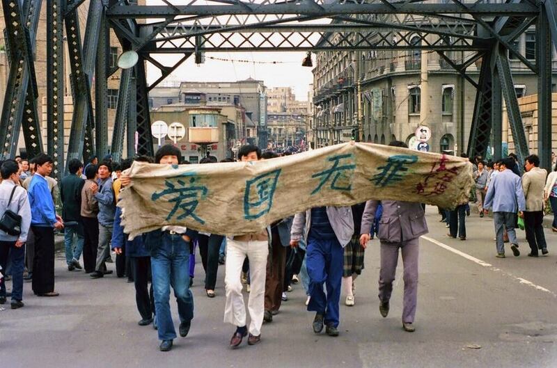 1989年5月4日，上海大学生走出校园。（8964museum.com）