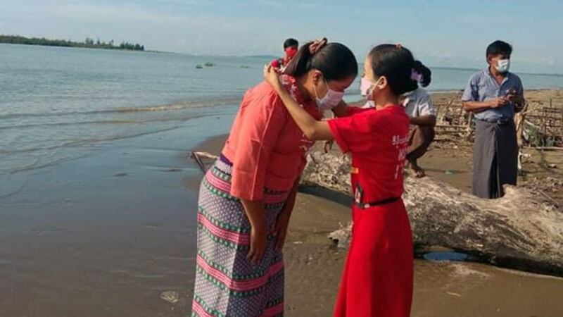 NLD candidate Ni Ni May Myint (C) visits supporters in Phaung Khar village, Taungup township, western Myanmar's Rakhine state, Oct. 14, 2020. 