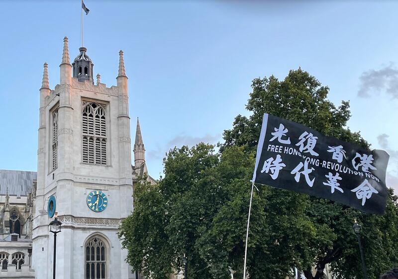 在伦敦的国会广场前，近千名港人参与集会，悼念“831事件”三周年。 （吕熙摄）