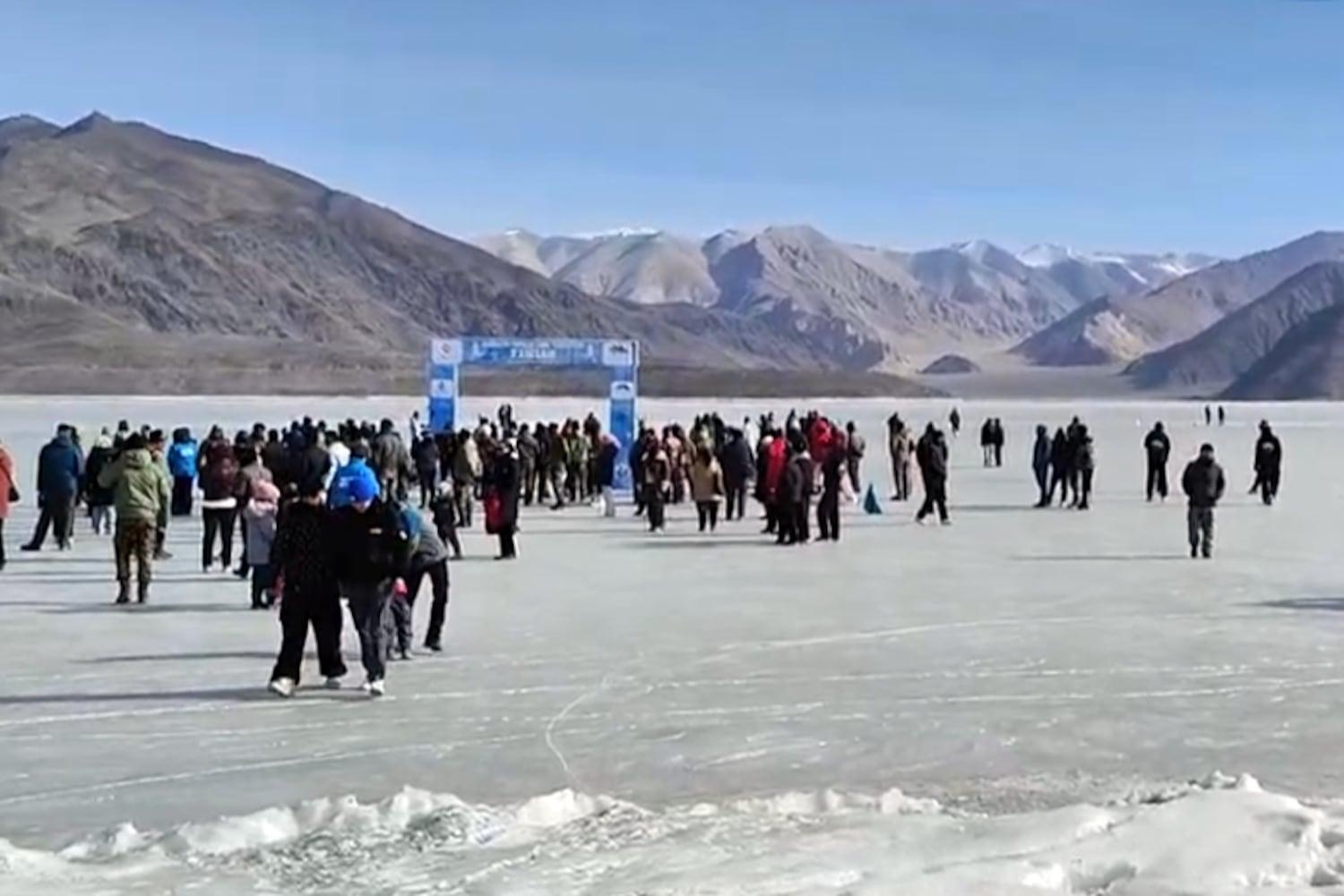 Die Teilnehmer am Pangong Frozen Lake Marathon versammeln sich am 25. Februar 2025 am Ende der Ziellinie am Pangong TSO Lake, der Grenze zwischen Tibet-India.