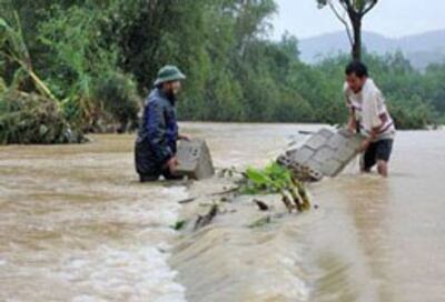 Dân chúng miền Trung lo chuẩn bị chống lũ (ngày 2/10/2013)RFA