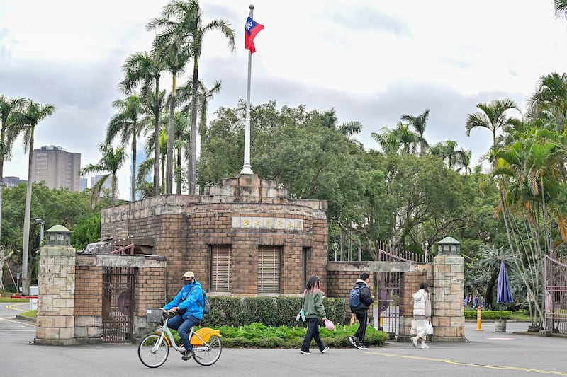 台灣大學社科院學生會長因接待大陸學生訪問團遭到罷免。