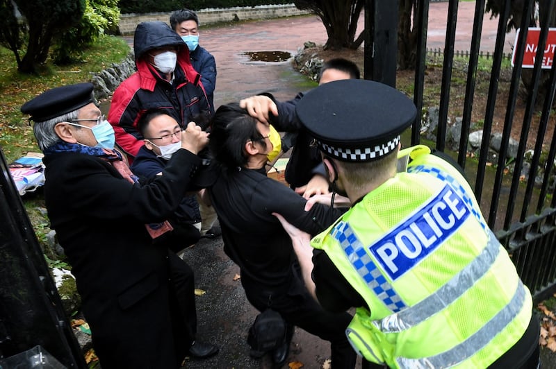 当日现场照片显示，一名貌似中国驻曼彻斯特总领事郑曦原的银发男子，在袭击期间拉扯港人Bob的头发，而郑曦原也确认他当日曾现身现场。 （Matthew Leung/ The Chaser News）