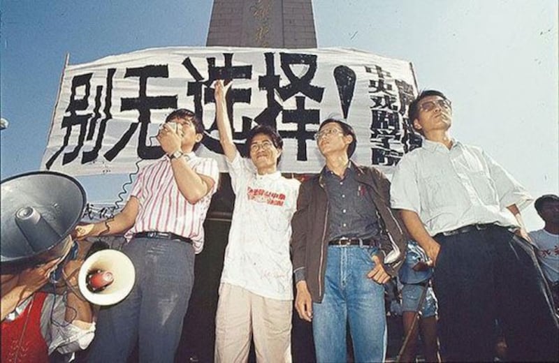 1989年6月2日，高新、侯德健、周舵和刘晓波（从左到右）到广场绝食。（六四档案图）