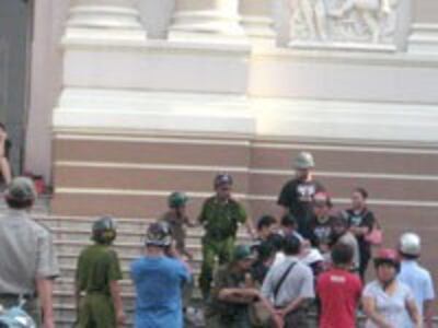 PoliceArrestProtestChina200b.jpg