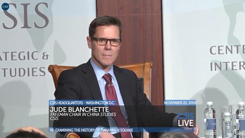 “战略暨国际研究中心”中国研究项目负责人布兰切特（Jude Blanchette）在讨论会上讲话（视频截图）