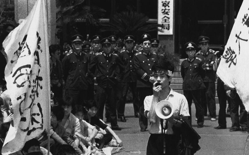 1989年5月30日，北京，一名学生领袖手持喇叭在北京市公安局前要求释放被捕工人。（美联社）